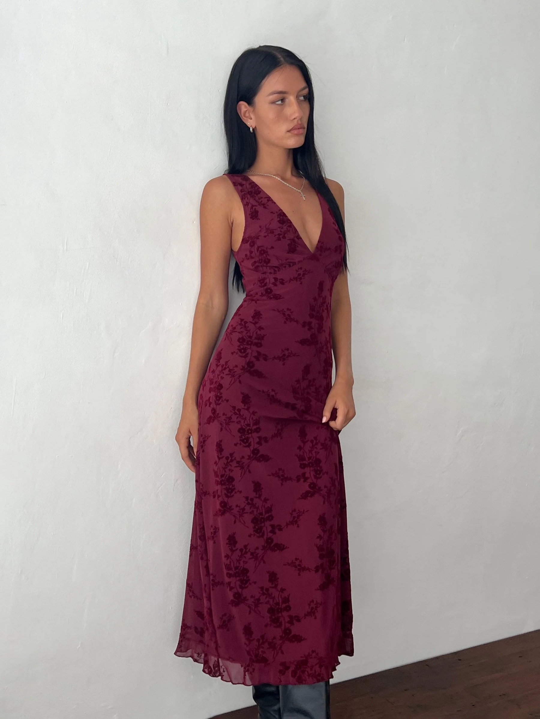 motel burgundy dress Gabriela Midi by Rocks flared sleeves and a