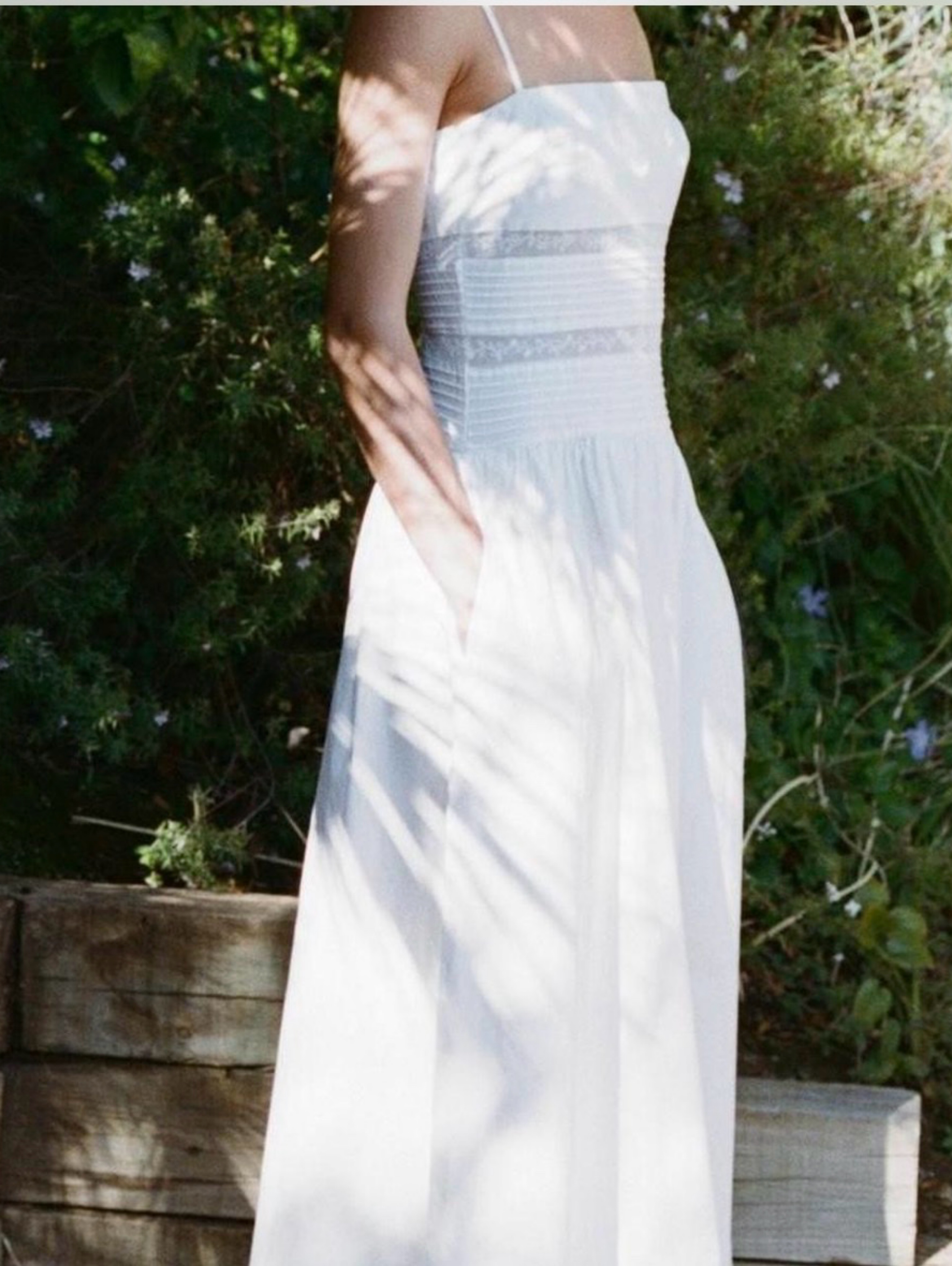 zara white maxi dress sleeved maxi dress exudes elegance and confidence Zara White V-neck Sleeveless Relaxed