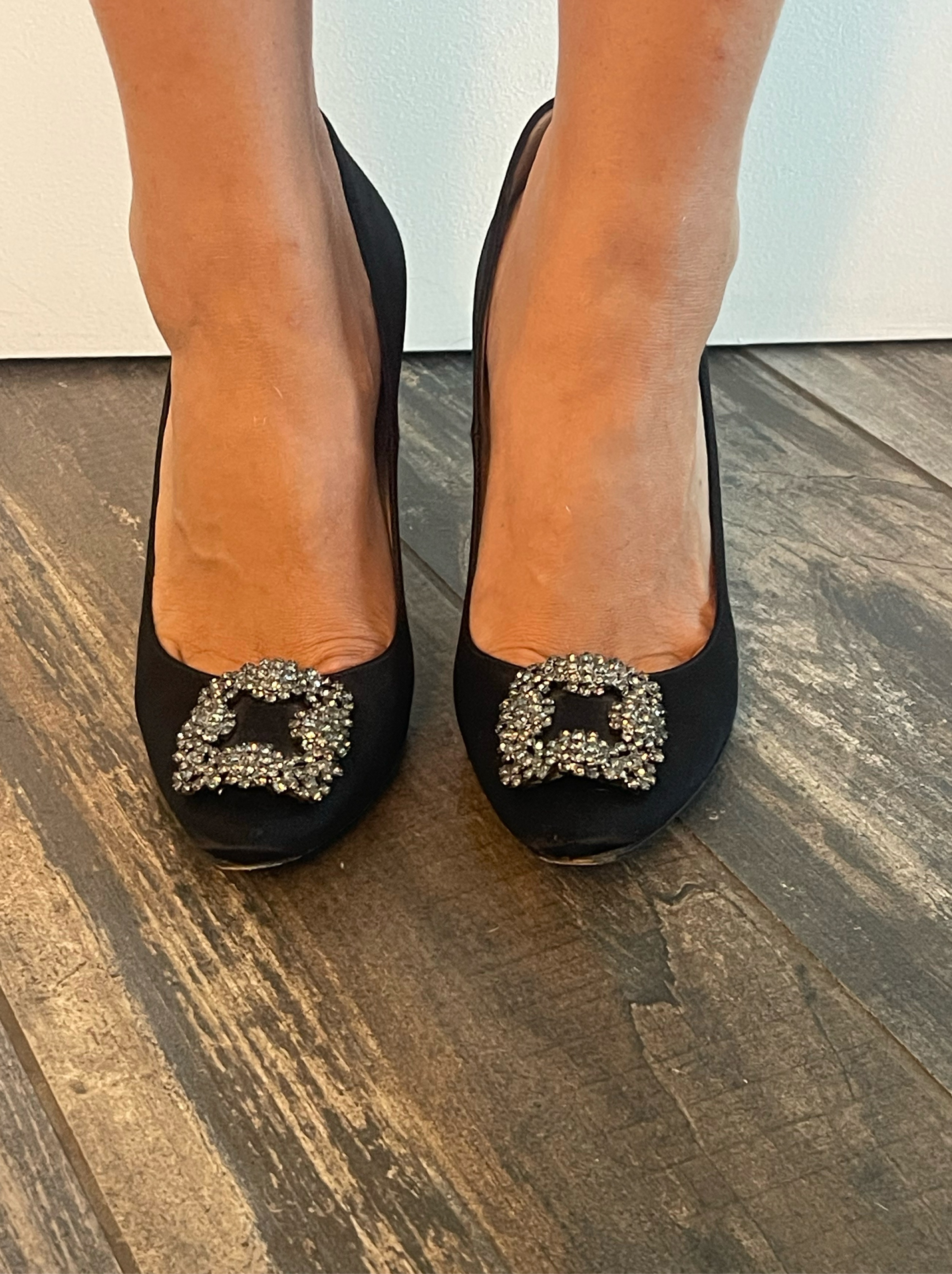 Black Manolo Blahnik Hangisi Pumps