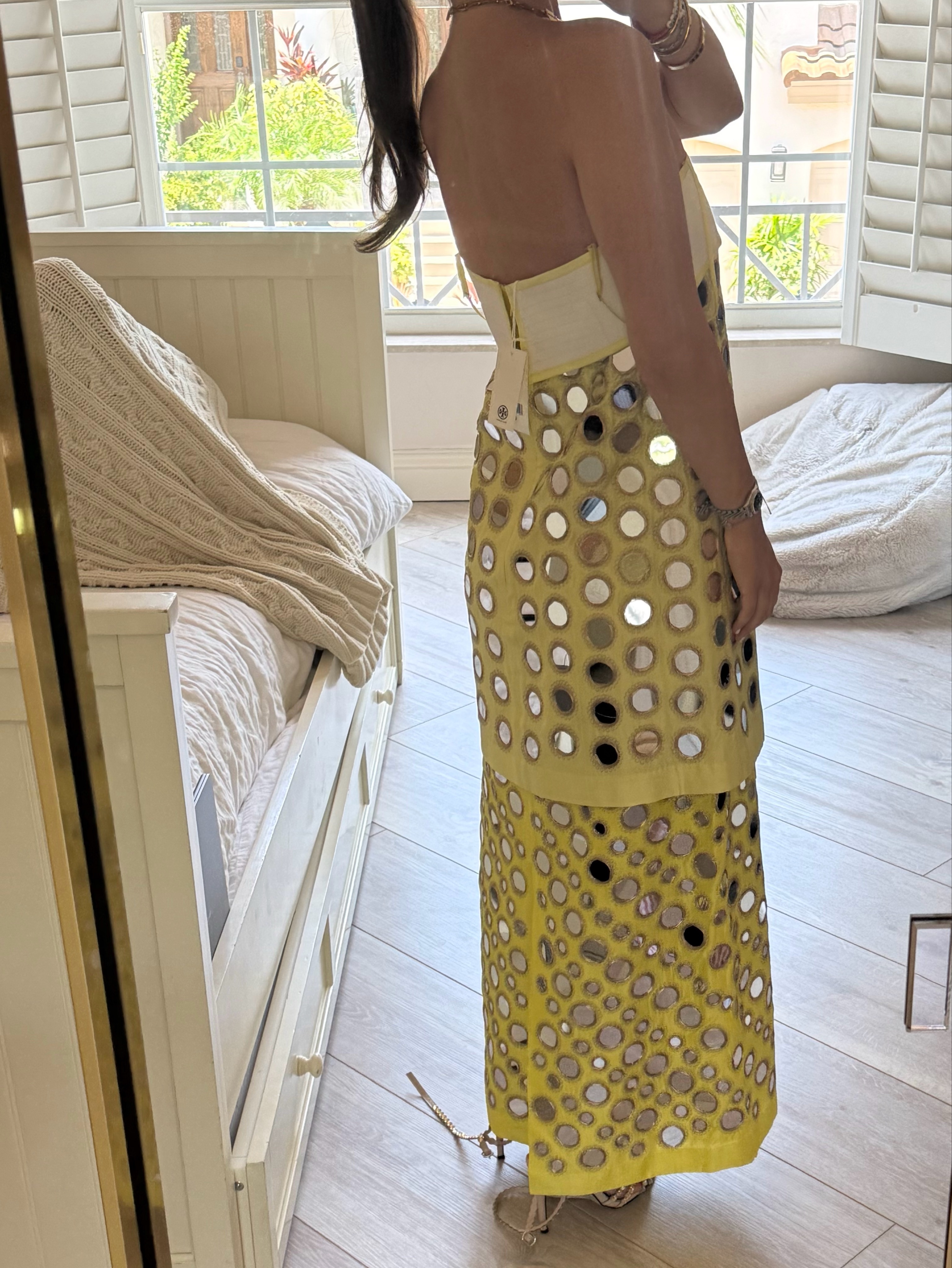 tory burch gold dress Drop-waist dresses were a revelation in the 1920s, a corset-free silhouette that allowed freedom of movement. Spring's fluid, body-skimming dresses bring the focus to beautiful details: delicate seed bead embroidery, lace insets,