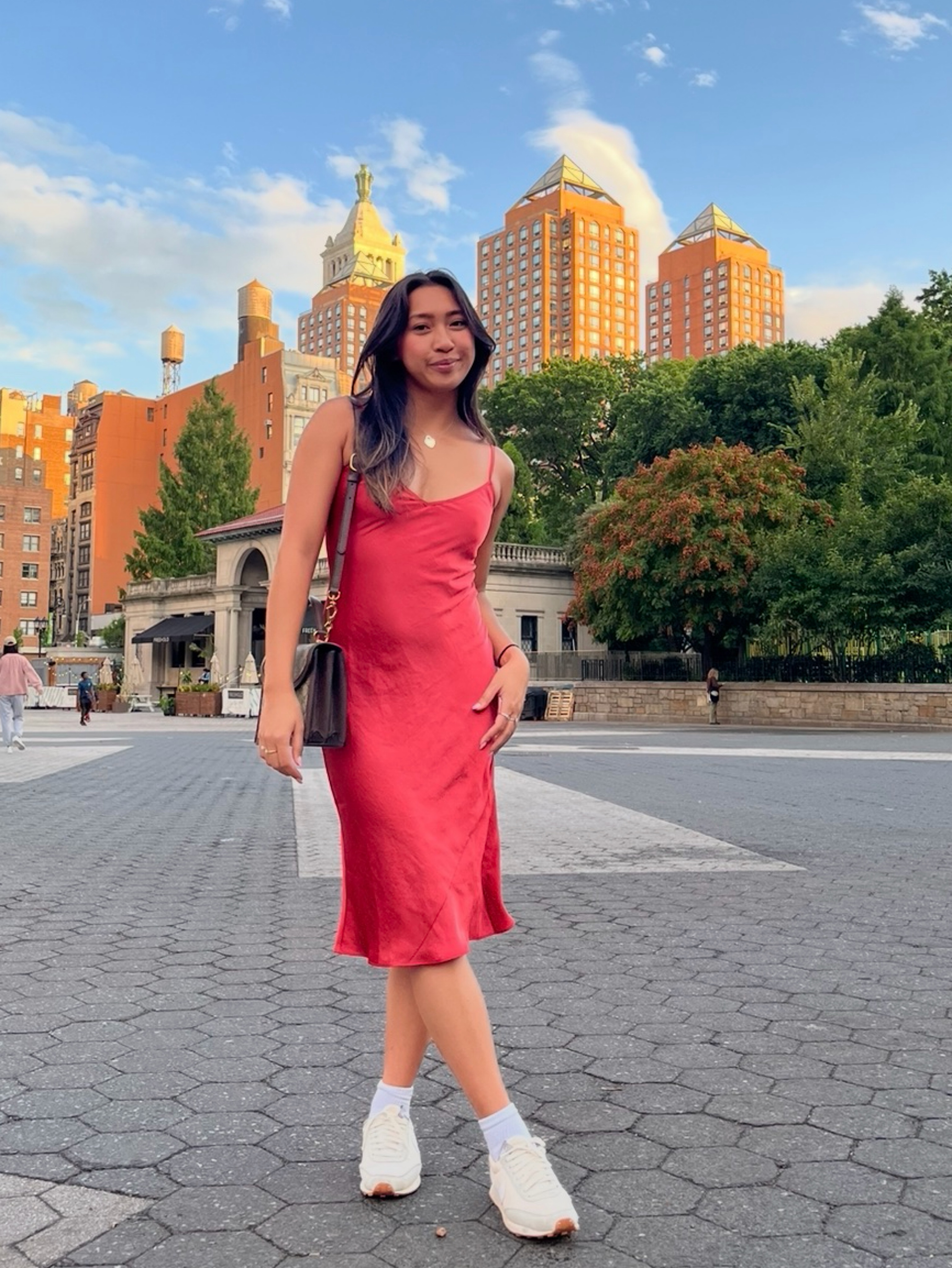 aritzia wilfred dress Linen Blend Brown Short Sleeve Deep V Midi Wrap Brie This is a slim Aritzia Wilfred Rosalyn Midi Dress