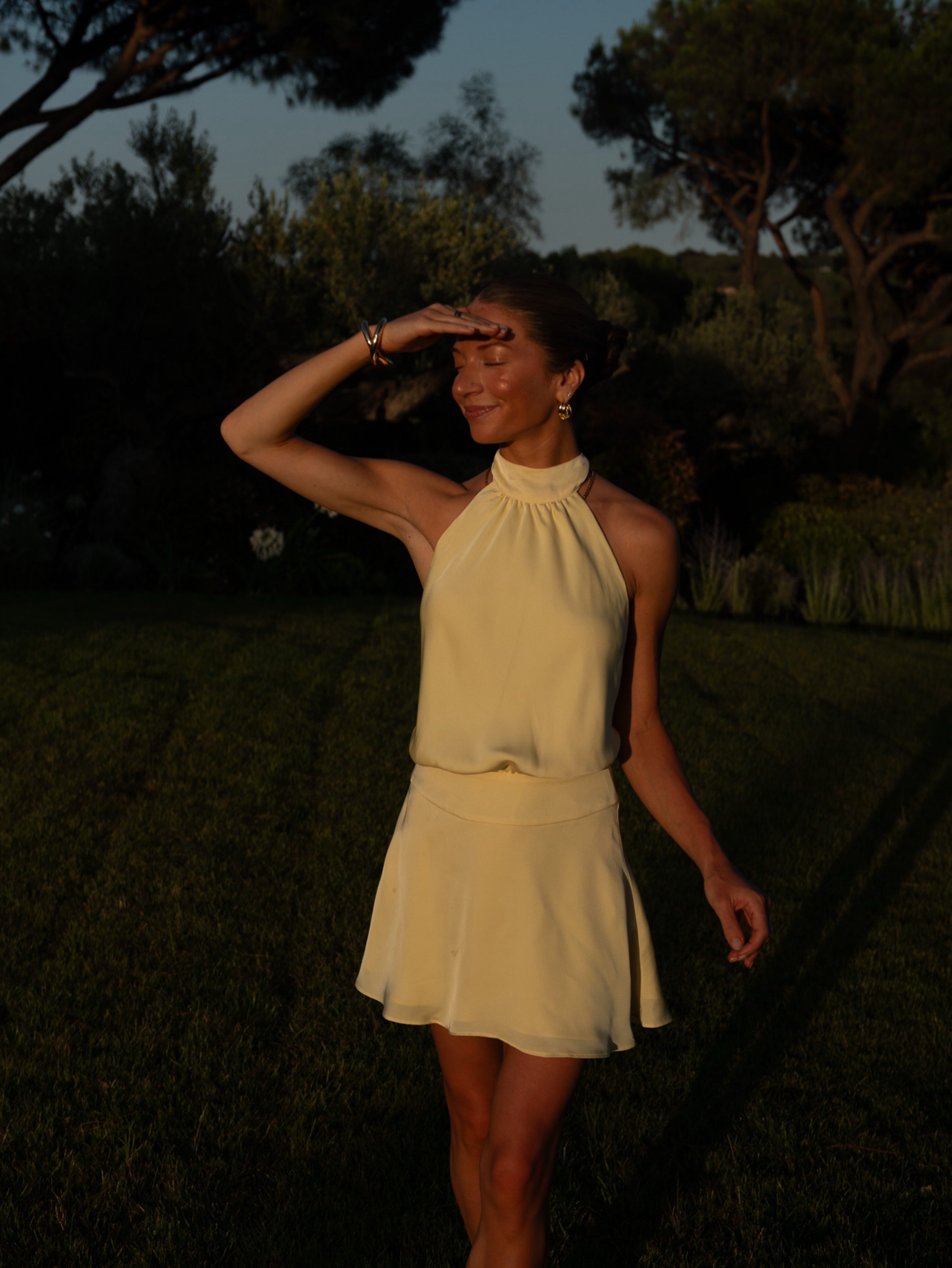 aritzia yellow dress Portea Linen This is a squareneck midi dress with a smocked bodice and adjustable tie straps Buy Aritzia - Pickle