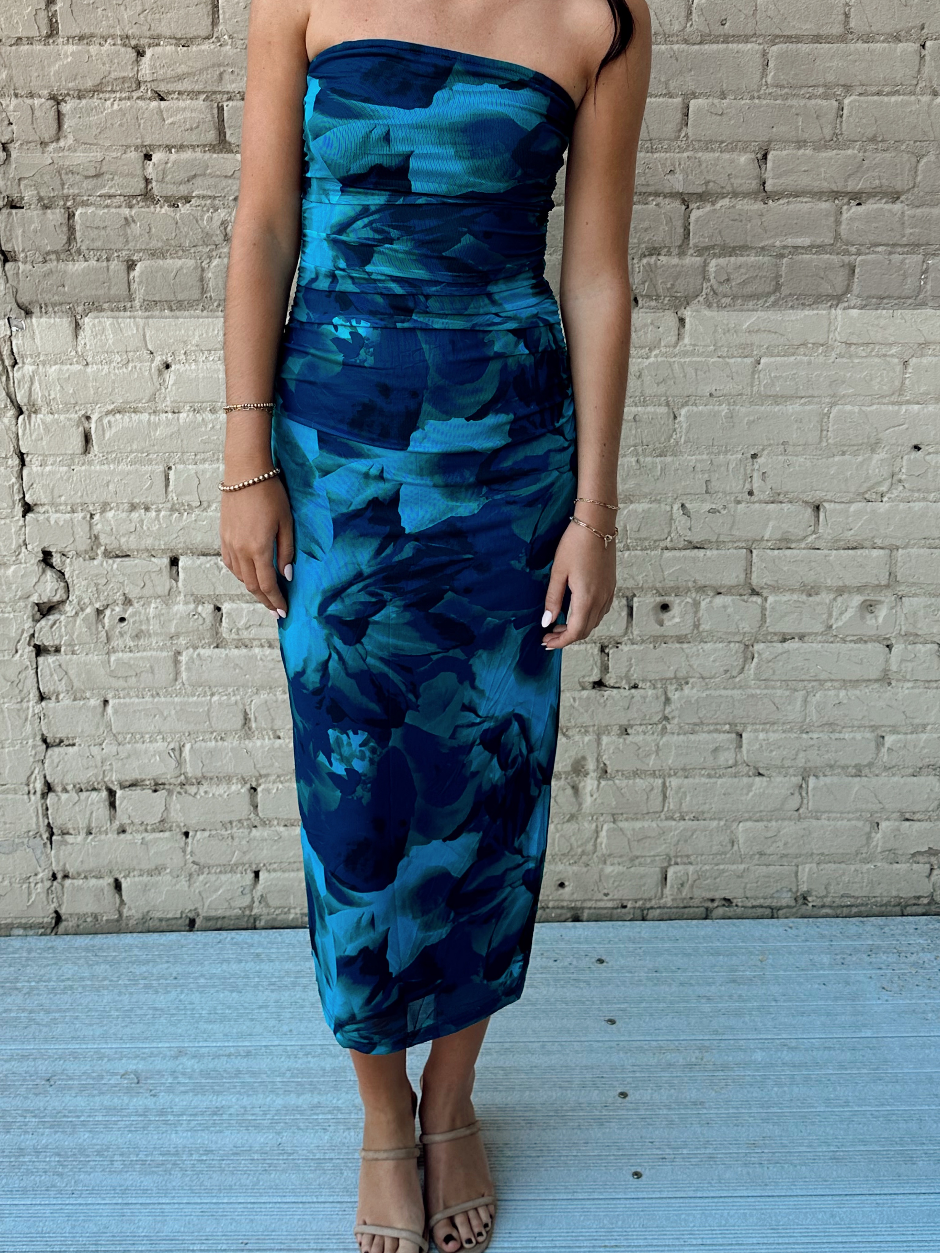 amazon blue floral dress Gardenwed Womens Casual Summer Fall Chiffon V Neck Short Sleeve Smocked Wedding Guest Midi Dandelion M at Women's Clothing store it is super easy to hem My Favorite Beautiful Amazon Dresses