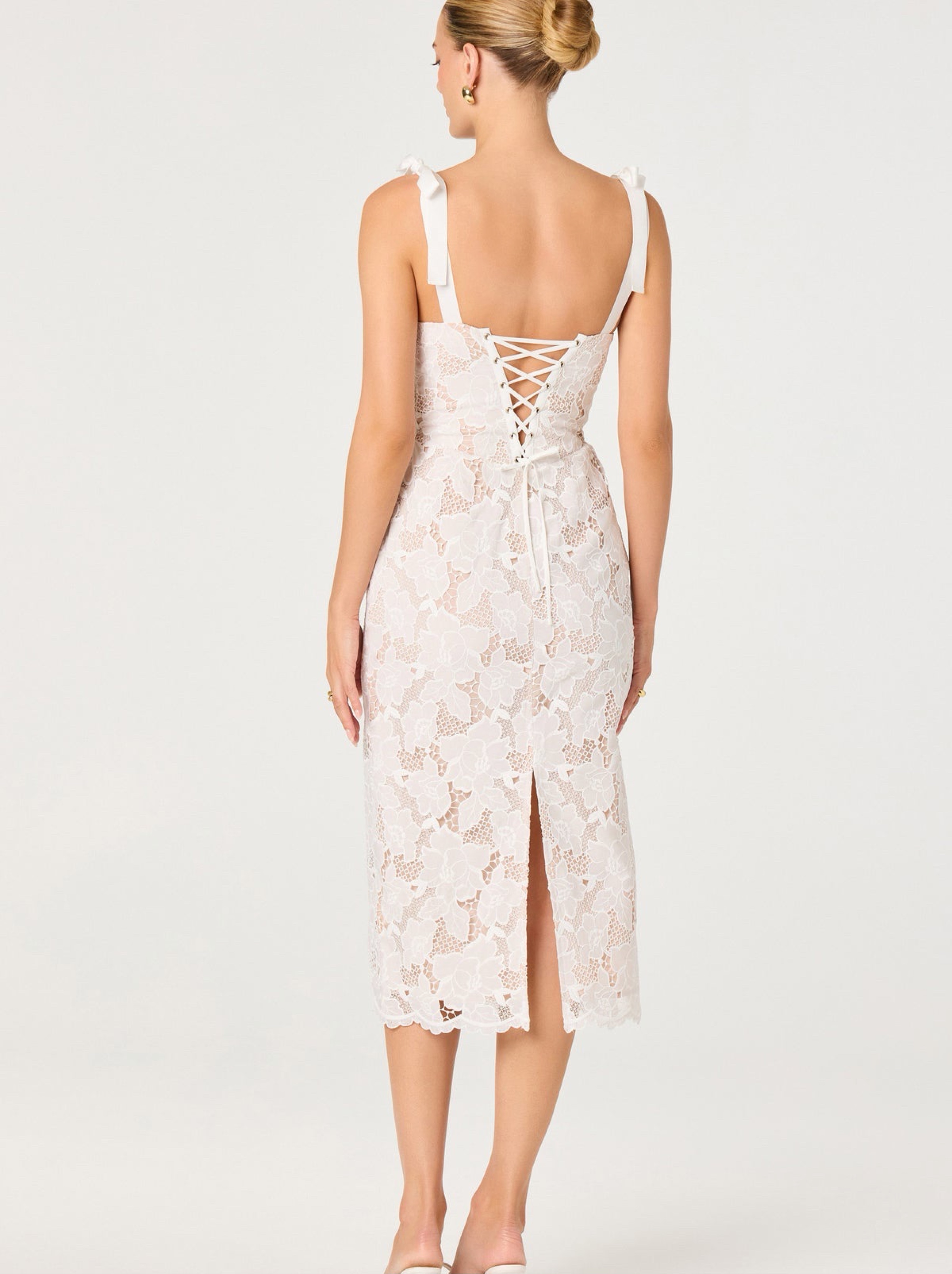 astr the label floral lace dress ASTR the Label | Donne Floral Lace Corset Midi Dress in White